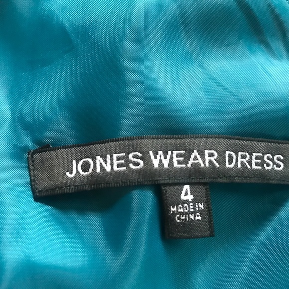 Elegant Dress | Emerald Green | Size 4 - Picture 3 of 3